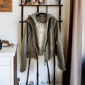 𝅺J2, NWT, JUNIOR WOMENS, GREY FAUX LEATHER, HOODED JACKET. SIZE XL.​​